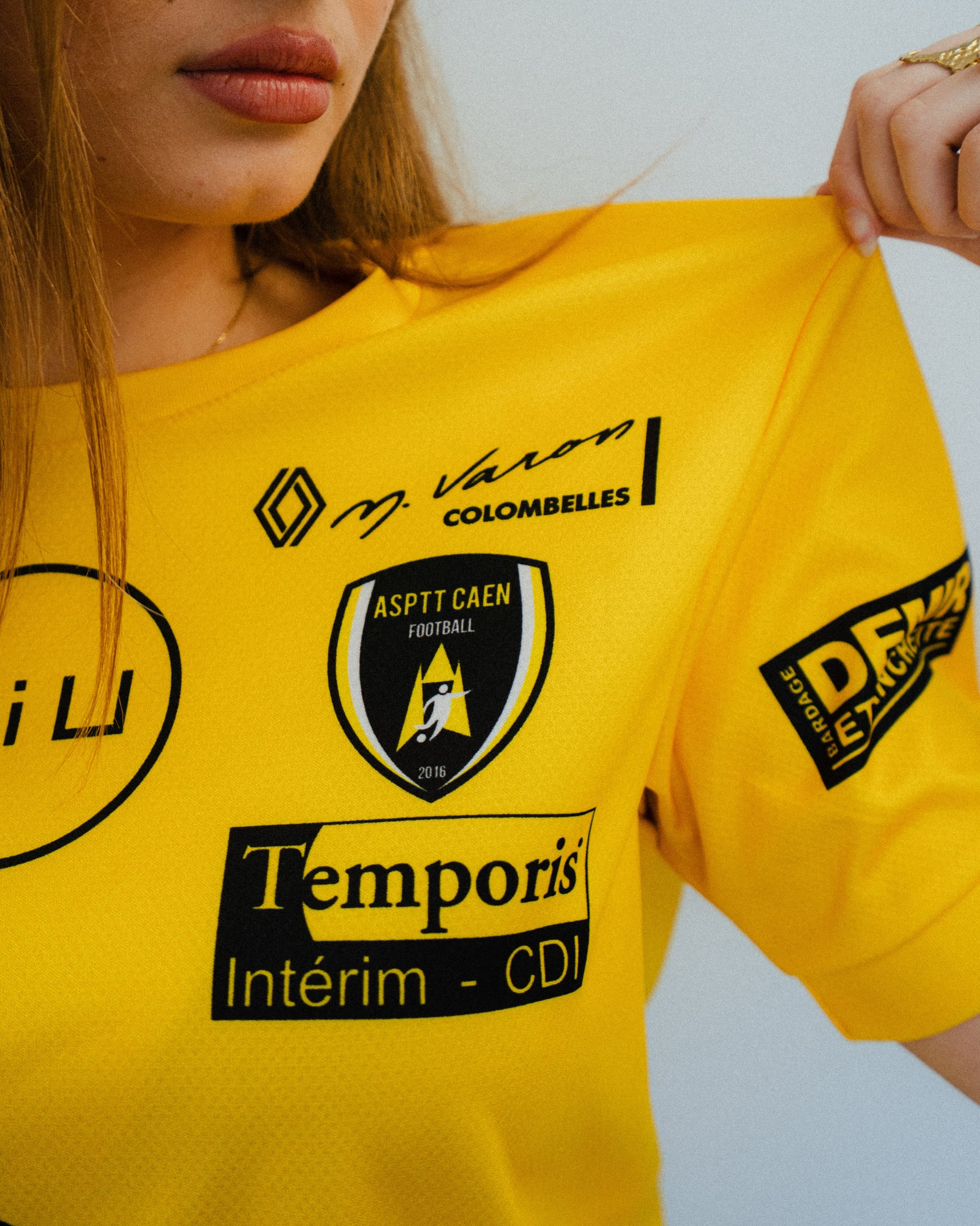 Le maillot jaune de l'ASPTT Caen pour la saison 2026-2027, blason sur le cœur