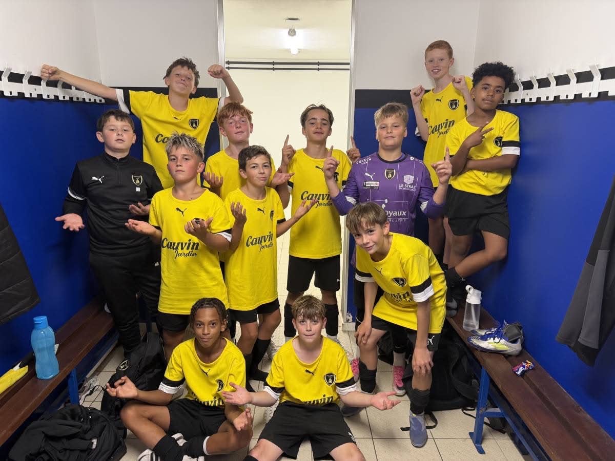 Les U13 de l'ASPTT Caen dans le vestiaire, au tournoi Festival Pitch