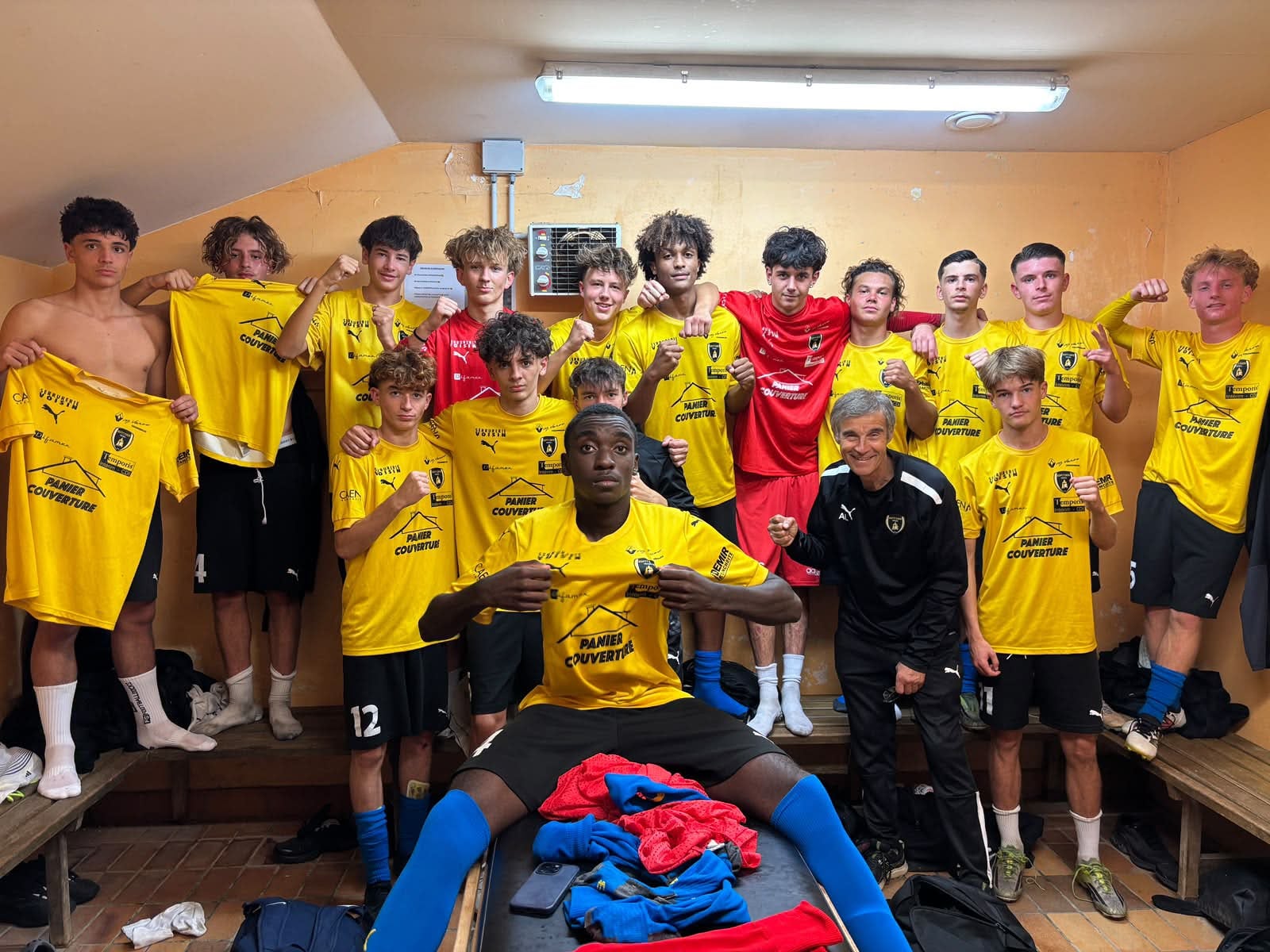 Les U18 de l'ASPTT Caen fêtent dans le vestiaire leur victoire 7-0 en Coupe Gambardella contre l'US Ducey Isigny